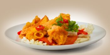 Filés de peixe frito com salada
