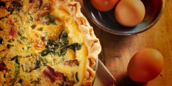 Quiche de espinafre, bacon e queijo