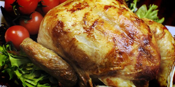 Receita de frango assado inteiro para alimentar a família inteira