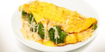 Omelete com queijo e brócolis