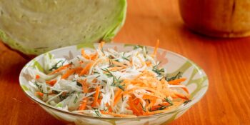 Salada de cenoura, repolho e alecrim