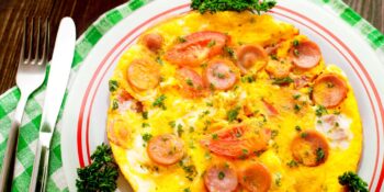 Omelete de salsicha e tomate