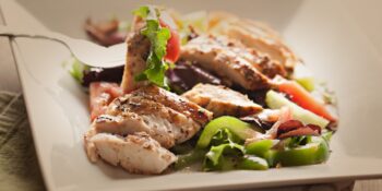 Salada de frango com tomate e pimentão verde