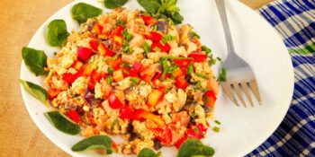Ovos mexidos com tomate e presunto