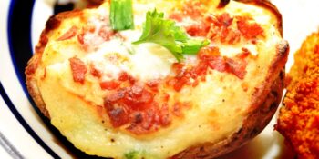 Batata assada com queijo e tomate
