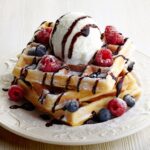 Receita de waffle com calda de chocolate e sorvete para momentos especiais