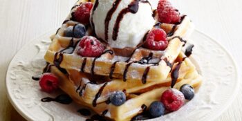 Waffle com calda de chocolate e sorvete
