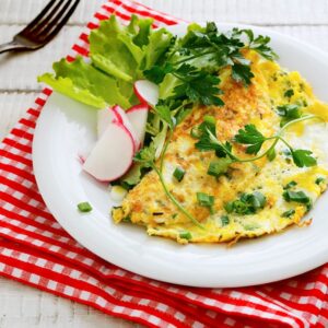 Receita de omelete com salsa e cebolinha perfeita e proteica para seu lanche