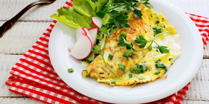 Receita de omelete com salsa e cebolinha perfeita e proteica para seu lanche