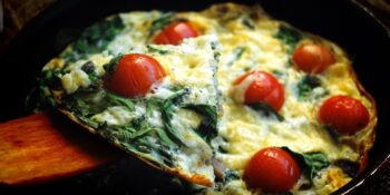Omelete com tomate, espinafre e queijo