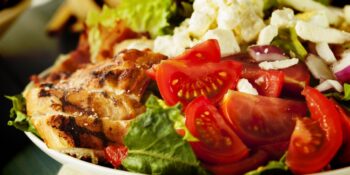 Salada de frango com tomate e cebola roxa