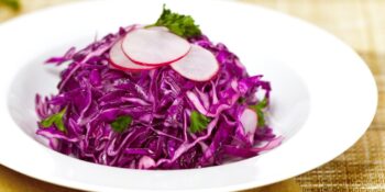 Salada de repolho roxo e rabanete