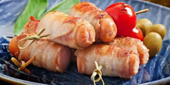 Espetinhos de salsicha com bacon