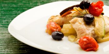 Bacalhau ao forno com batata e abobrinha