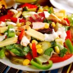 Receita de salada de frango com molho de iogurte simples e rápida