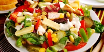 salada de frango com molho de iogurte