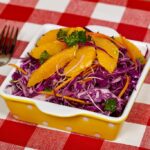 Receita de salada de repolho roxo com manga refrescante