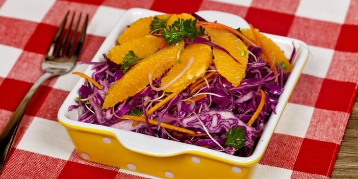 Receita de salada de repolho roxo com manga refrescante