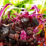 Salada de repolho roxo, cenoura e passas: receita impecavelmente deliciosa