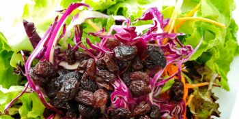 Salada de repolho roxo, cenoura e passas