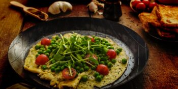 Omelete de rúcula, tomate e ervilha