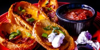 Batata assada com bacon e cheddar