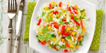 Salada de repolho, pepino, tomate e endro