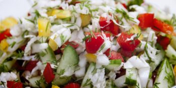 Salada de repolho, pepino, tomate e pimentão