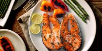Postas de salmão com aspargos