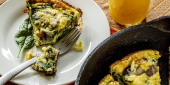 Omelete de espinafre e cogumelos