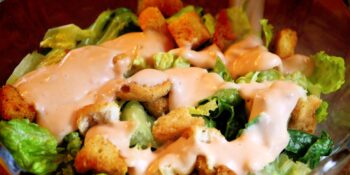 Salada de alface, nuggets, croutons e molho rosé