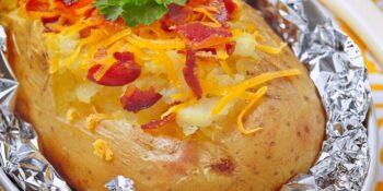 Batata assada com queijo e bacon