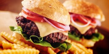Hambúrguer com tomate e cebola roxa