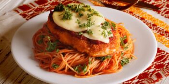 Espaguete com frango à parmegiana