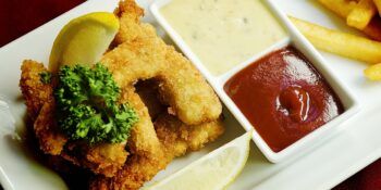Palitos de peixe à milanesa com molho picante