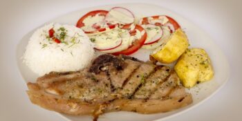 Bife de pernil suíno com salada