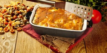 Macarrão gratinado com molho de tomate e queijo cheddar