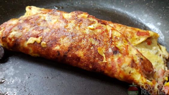 Omelete com queijo e tomate tudo gostoso