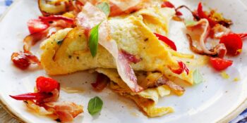 Omelete com tomate e bacon