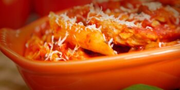 Penne ao molho de tomate e queijo parmesão