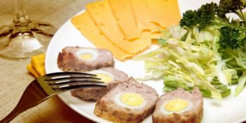 Rocambole de carne moída recheado com ovos de codorna