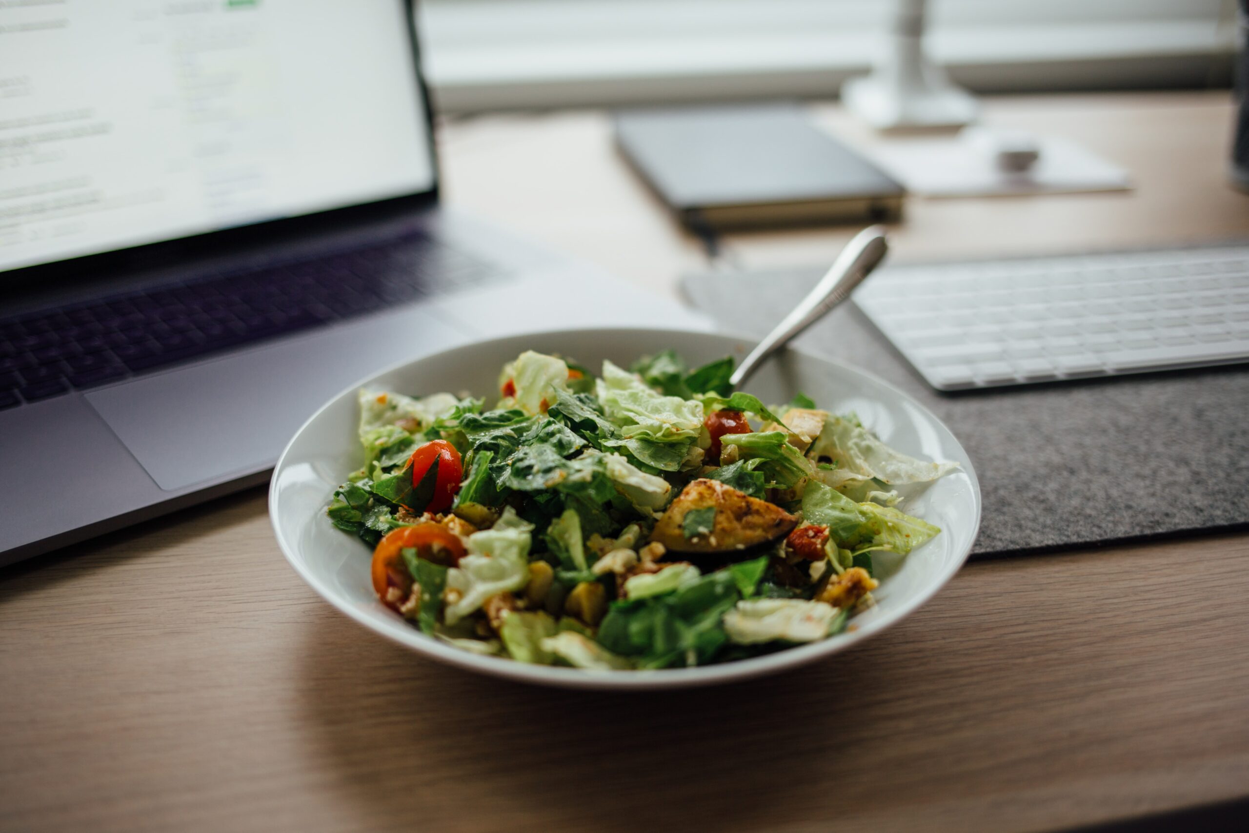 Salada de repolho, pepino, tomate e pimentão