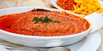 Hambúrguer temperado com molho de tomate bifteki