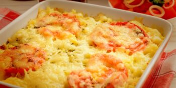 Macarrão com queijo e tomate
