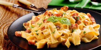 Fettuccine com bacon e manjericão