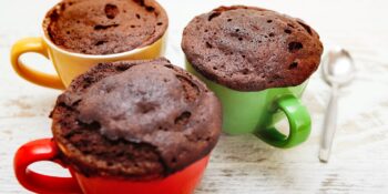 Bolo de chocolate na xícara
