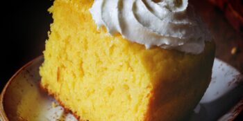 Bolo de baunilha com creme chantilly