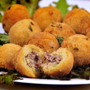 Essa receita de bolinho de batata com carne seca é a mais incrível que você já provou