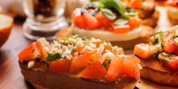 Bruschetta de tomate e cebola