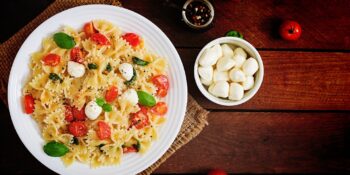 Salada de macarrão com tomate